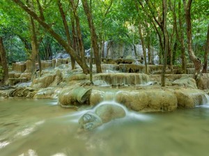Pasangan Turis dari Israel Jadi Tontotan, Bercumbu di Air Terjun Thailand