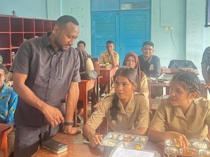 Legislator Gerindra Tinjau Program MBG di SMPN 1 Kabupaten Sorong