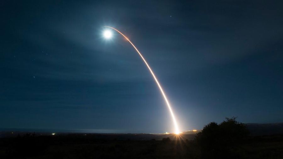 Angkatan Udara AS ini menunjukkan peluncuran rudal balistik antarbenua Minuteman III tanpa senjata selama uji coba pengembangan pada pukul 12.33 pagi Waktu Pasifik di Pangkalan Angkatan Udara Vandenberg, California, pada tanggal 5 Februari 2020. (Photo by Clayton WEAR / US AIR FORCE / AFP)