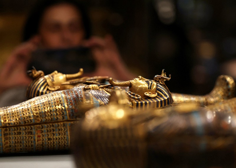 Pengunjung melihat peti mati emas Firaun Mesir kuno Tutankhamun pada hari pertama pengunjung setelah pembukaan resmi Museum Agung Mesir (GEM), dekat kompleks piramida Giza, di Giza, Mesir, 4 November 2025. (REUTERS/Mohamed Abd El Ghany)