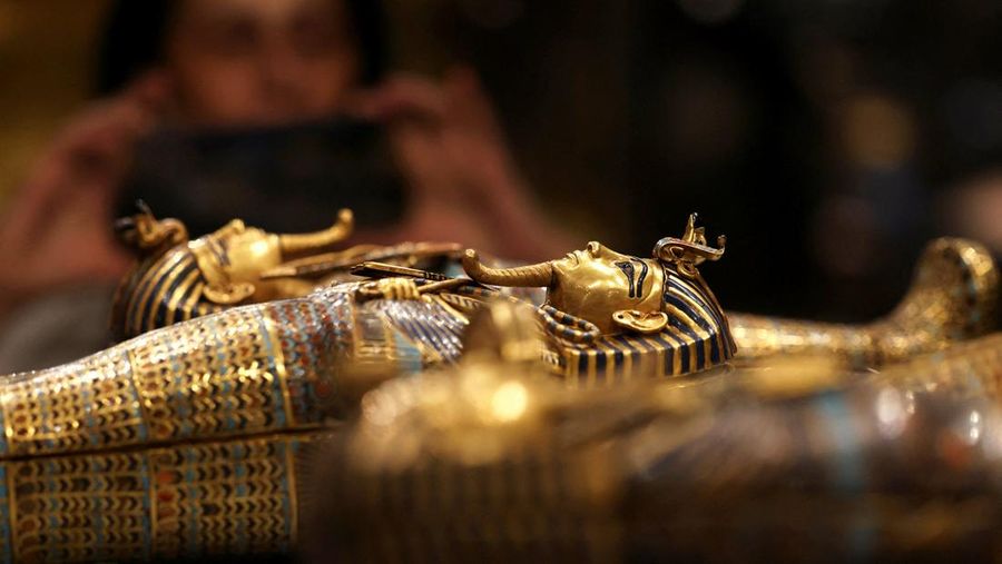 Artefak dari koleksi raja Mesir Tutankhamun dipamerkan pada hari pertama untuk pengunjung di galerinya, setelah pembukaan resmi Museum Besar Mesir (GEM), dekat kompleks piramida Giza, di Giza, Mesir, 4 November 2025. (REUTERS/Mohamed Abd El Ghany)