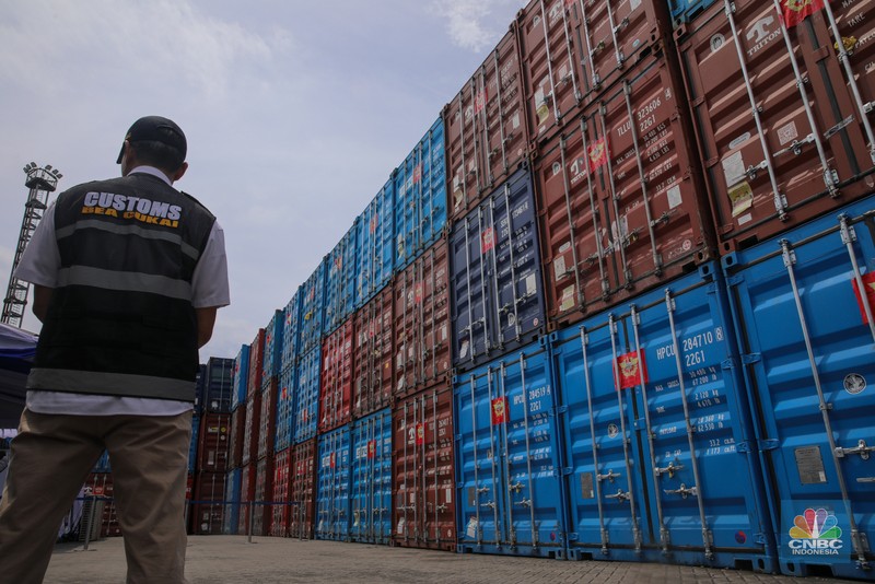 Barang bukti pelanggan ekspor produk turunan CPO di Buffer Area MTI NPCT 1, Cilincing, Jakarta, Kamis (6/11/2025). (CNBC Indonesia/Faisal Rahman)