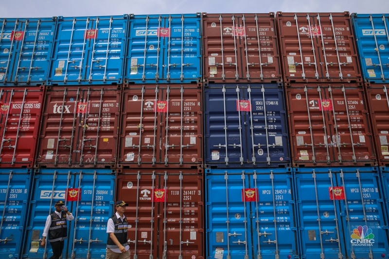 Barang bukti pelanggan ekspor produk turunan CPO di Buffer Area MTI NPCT 1, Cilincing, Jakarta, Kamis (6/11/2025). (CNBC Indonesia/Faisal Rahman)