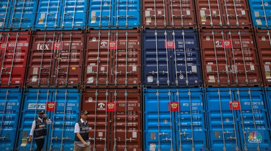 Barang bukti pelanggan ekspor produk turunan CPO di Buffer Area MTI NPCT 1, Cilincing, Jakarta, Kamis (6/11/2025). (CNBC Indonesia/Faisal Rahman)