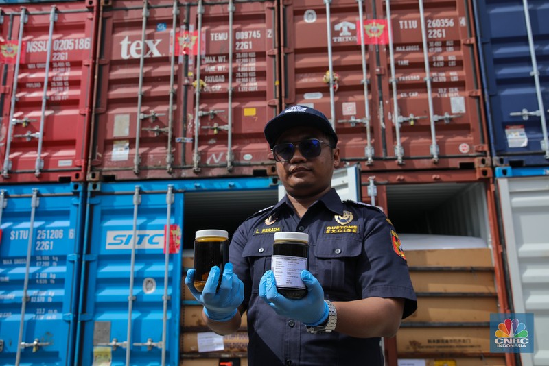Barang bukti pelanggan ekspor produk turunan CPO di Buffer Area MTI NPCT 1, Cilincing, Jakarta, Kamis (6/11/2025). (CNBC Indonesia/Faisal Rahman)