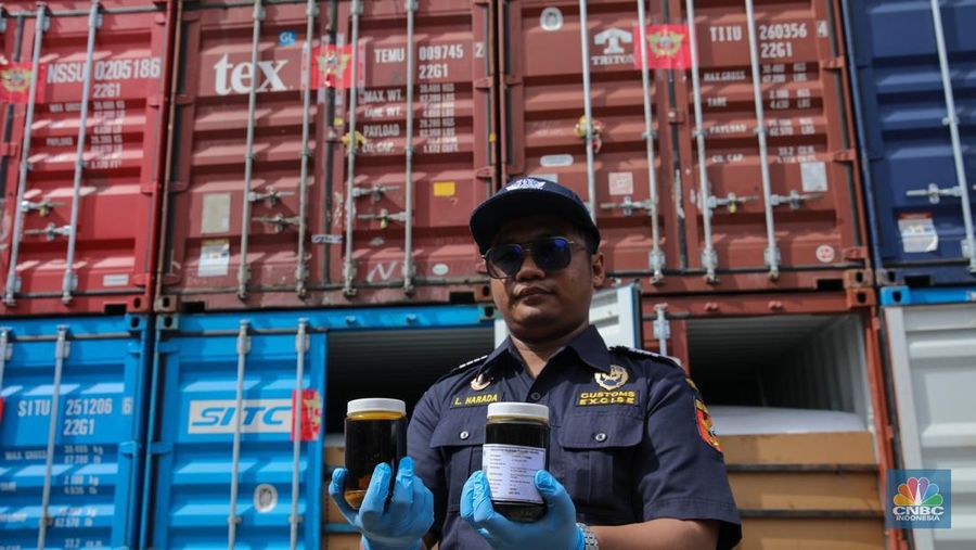 Barang bukti pelanggan ekspor produk turunan CPO di Buffer Area MTI NPCT 1, Cilincing, Jakarta, Kamis (6/11/2025). (CNBC Indonesia/Faisal Rahman)