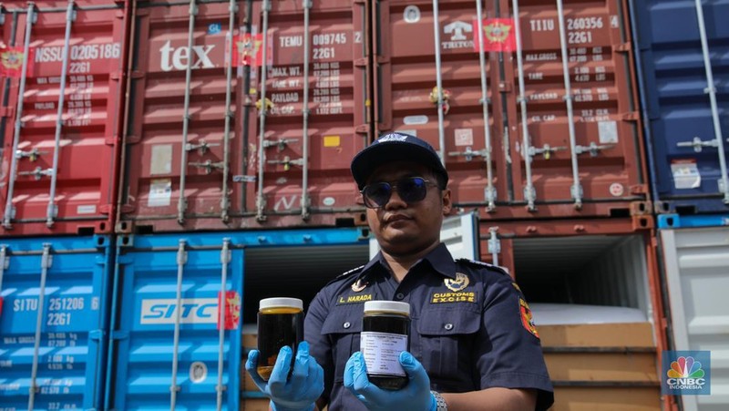 Barang bukti pelanggan ekspor produk turunan CPO di Buffer Area MTI NPCT 1, Cilincing, Jakarta, Kamis (6/11/2025). (CNBC Indonesia/Faisal Rahman)
