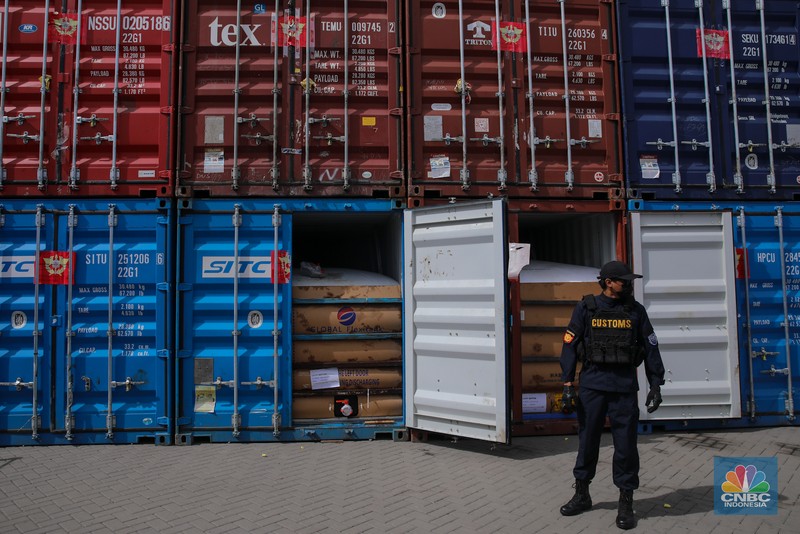 Barang bukti pelanggan ekspor produk turunan CPO di Buffer Area MTI NPCT 1, Cilincing, Jakarta, Kamis (6/11/2025). (CNBC Indonesia/Faisal Rahman)