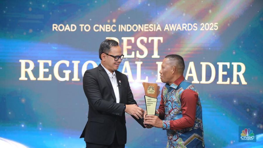 Bupati Bulungan, Syarwani menerima penghargaan Sustainable Governance & Eco-Impact Award dalam Road To CNBC Indonesia Awards kategori Best Regional Leader di Jakarta, Kamis (6/11/2025). (CNBC Indonesia/Faisal Rahman)