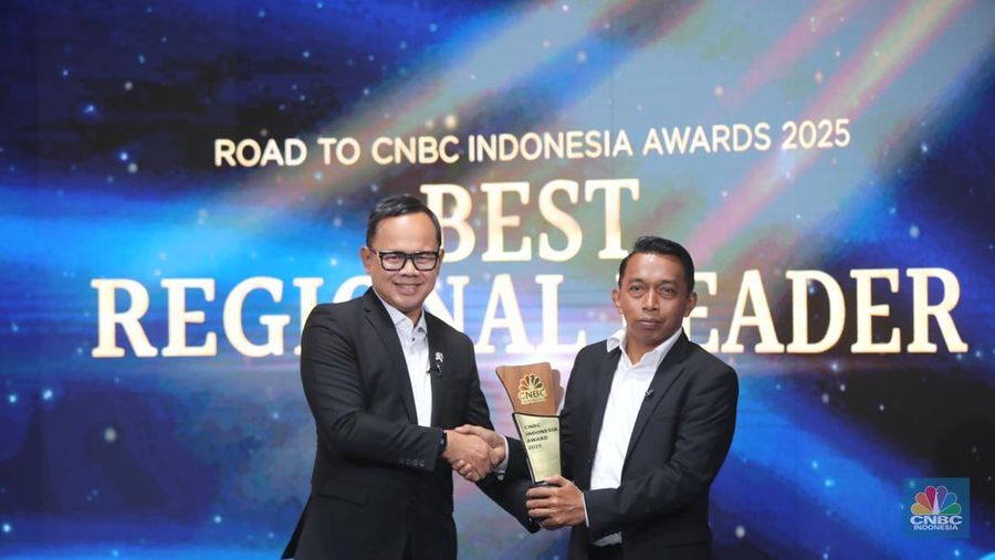 Bupati Sidereng Rappang, Syaharuddin Alrif menerima penghargaan Top Regional Food & Energy Security Champion dalam Road To CNBC Indonesia Awards kategori Best Regional Leader di Jakarta, Kamis (6/11/2025). (CNBC Indonesia/Faisal Rahman)