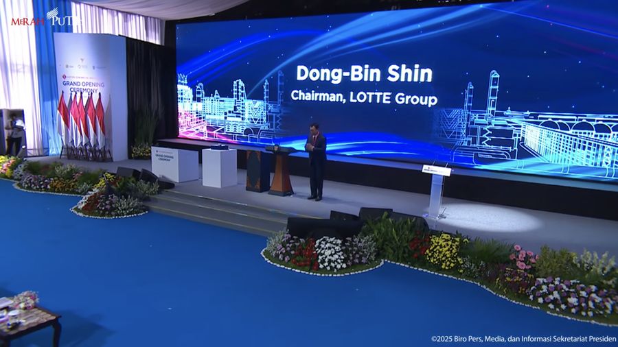CEO Lotte Group, Shin Dong-bin menyampaikan sambutan dalam persmian Pabrik Lotte Chemical Indonesia, Cilegon, Kamis (6/11/2025). (Tangkapan Layar Youtube/Sekretariat Presiden)