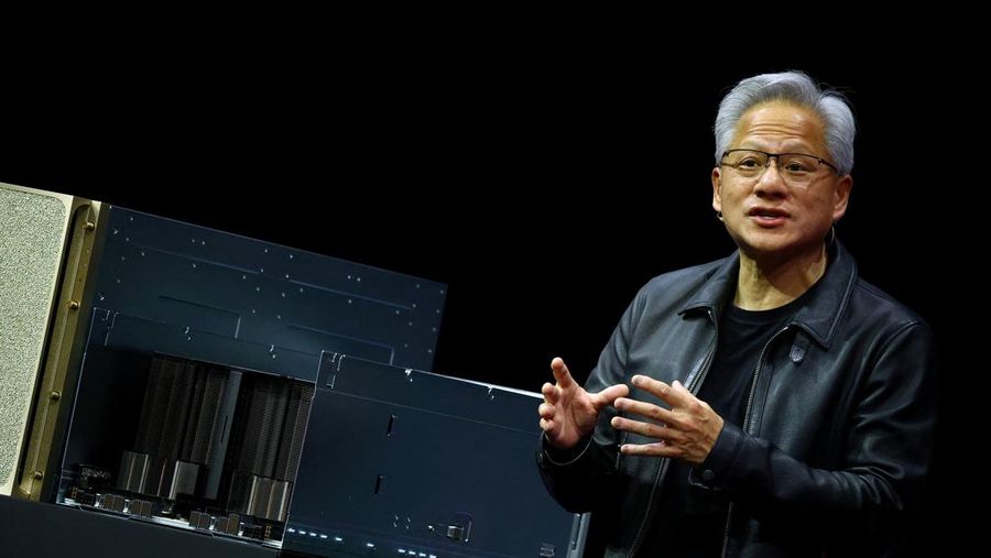 CEO NVIDIA Jensen Huang memperkenalkan proyek "Industrial AI Cloud" selama konferensi pers di Berlin, Jerman, 4 November 2025. (REUTERS/Lisi Niesner)