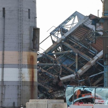 Penampakan Pembangkit Listrik Tiba-Tiba Ambruk, Belasan Orang Terjebak