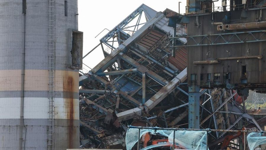 Dinas Pemadam Kebakaran Ulsan melalui Yonhap, menunjukkan menara ketel uap setinggi 60 meter (belakang C) di Korea East-West Power Corporation setelah runtuh di kota Ulsan, Korea Selatan bagian tenggara. (AFP/HANDOUT)