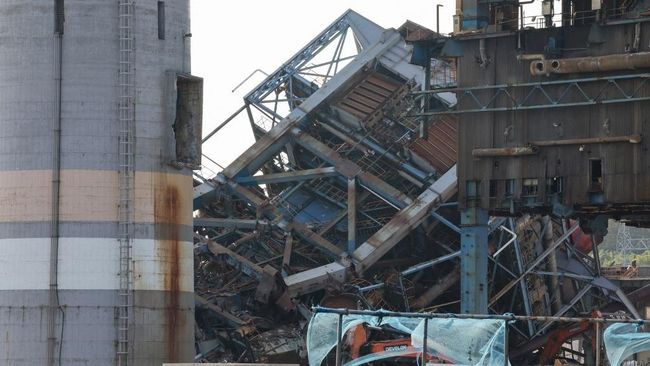 Penampakan Pembangkit Listrik Tiba-Tiba Ambruk, Belasan Orang Terjebak