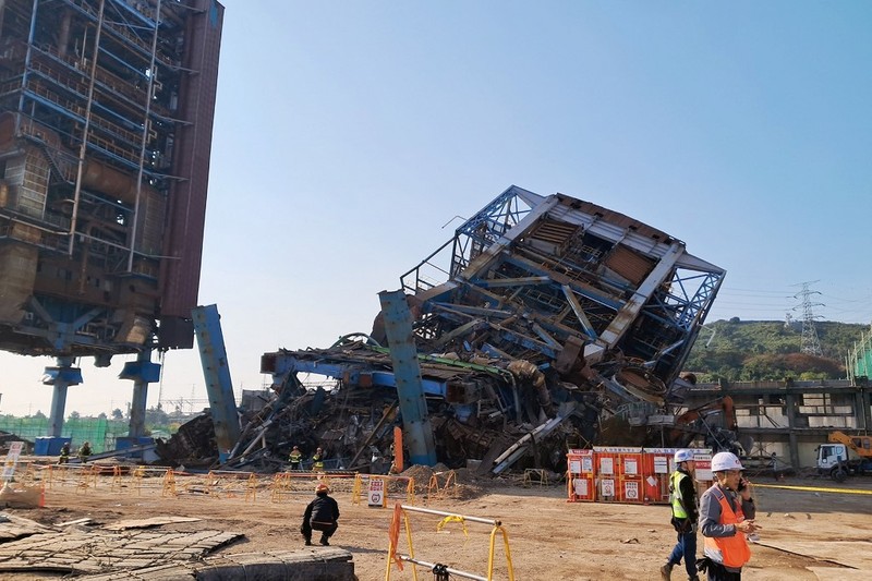 Dinas Pemadam Kebakaran Ulsan melalui Yonhap, menunjukkan menara ketel uap setinggi 60 meter (belakang C) di Korea East-West Power Corporation setelah runtuh di kota Ulsan, Korea Selatan bagian tenggara. (AFP/HANDOUT)