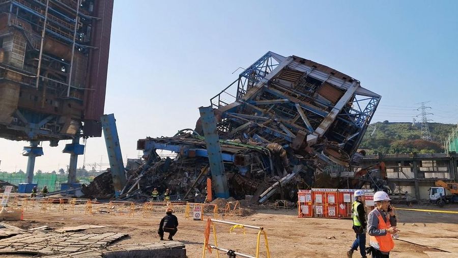 Dinas Pemadam Kebakaran Ulsan melalui Yonhap, menunjukkan menara ketel uap setinggi 60 meter (belakang C) di Korea East-West Power Corporation setelah runtuh di kota Ulsan, Korea Selatan bagian tenggara. (AFP/HANDOUT)