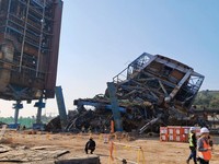 Pembangkit Listrik Tiba-Tiba Ambruk, Belasan Orang Terjebak