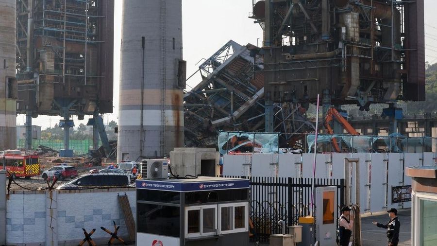 Dinas Pemadam Kebakaran Ulsan melalui Yonhap, menunjukkan menara ketel uap setinggi 60 meter (belakang C) di Korea East-West Power Corporation setelah runtuh di kota Ulsan, Korea Selatan bagian tenggara. (AFP/HANDOUT)
