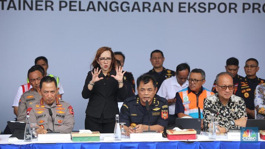 Dirjen Bea Cukai, Djaka Budi Utama saat konferensi pers pelanggan ekspor produk turunan CPO di Buffer Area MTI NPCT 1, Cilincing, Jakarta, Kamis (5/10/2025). (CNBC Indonesia/Faisal Rahman)