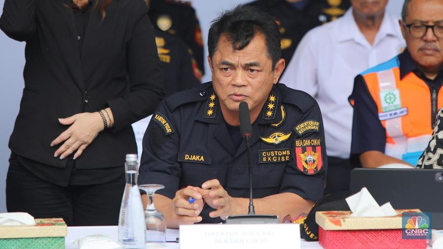 Dirjen Bea Cukai, Djaka Budi Utama saat konferensi pers pelanggan ekspor produk turunan CPO di Buffer Area MTI NPCT 1, Cilincing, Jakarta, Kamis (6/10/2025). (CNBC Indonesia/Faisal Rahman)