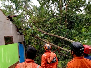 Jabar Hari Ini: Amukan Angin Hancurkan Ratusan Rumah di Ciamis