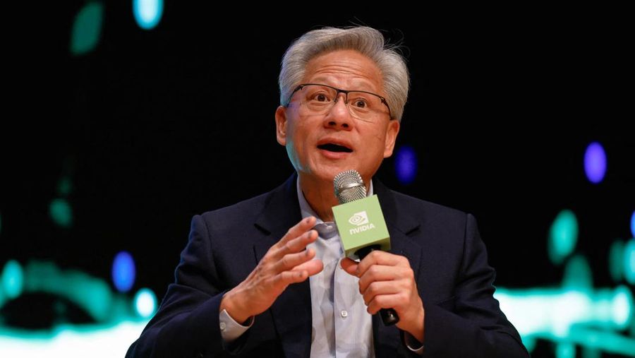 Jensen Huang, CEO Nvidia, berbicara selama konferensi pers setelah KTT CEO Kerja Sama Ekonomi Asia-Pasifik (APEC) 2025 di Gyeongju, Korea Selatan, 31 Oktober 2025. (REUTERS/Kim Soo-hyeon)