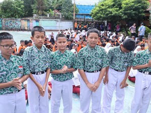 Buah Kejujuran Bocah SD Penemu HP hingga Kapolda Metro Beri Penghargaan