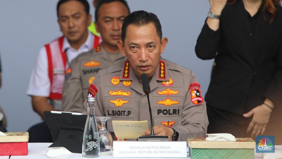 Kapolri Listyo Sigit Prabowo saat konferensi pers pelanggan ekspor produk turunan CPO di Buffer Area MTI NPCT 1, Cilincing, Jakarta, Kamis (5/10/2025). (CNBC Indonesia/Faisal Rahman)