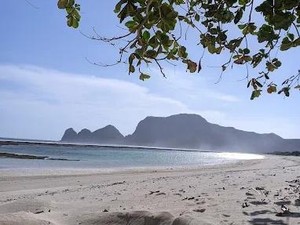 Pantai Tropical, Spot Selancar Terbaik di Pulau Sumbawa