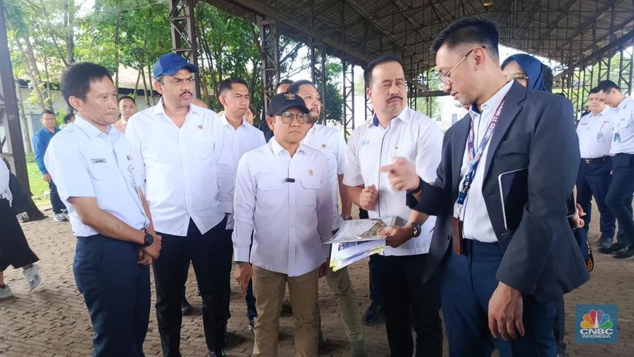 (Kiri-Kanan) Direktur Utama PT KAI Bobby Rasyidin, Menteri UMKM, Maman Abdurrahman, dan Menko PM Muhaimin Iskandar saat meninjau Cagar budaya bekas gudang zaman Belanda di Laswih Heritage, Bandung, Rabu (5/11/2025). (CNBC Indonesia/M. Fakhriansyah)