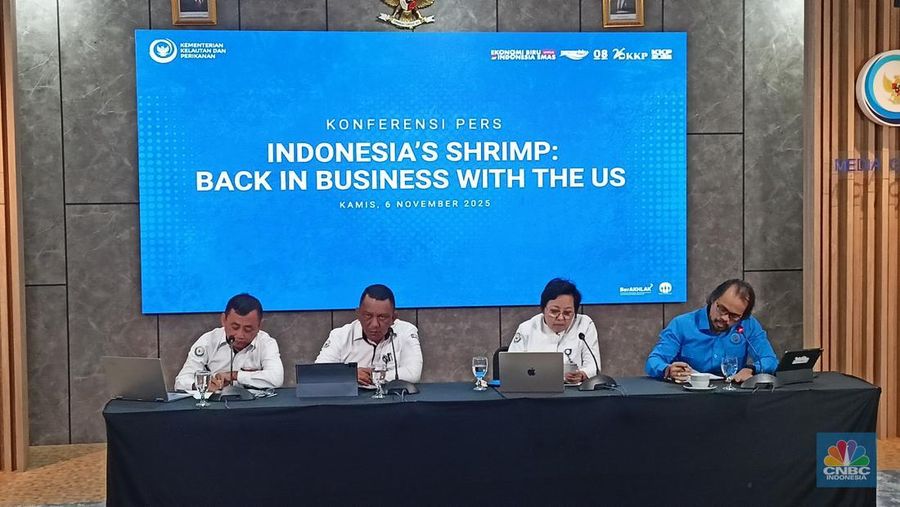 (kiri ke kanan) Direktur Pemberdayaan Usaha PDSPKP Catur Sarwanto, Direktur Ikan Air Payau Ditjen Perikanan Budidaya KKP Fernando Jongguran Simanjuntak, Kepala Badan Mutu KKP Ishartini, Staf Khusus Menteri Kelautan dan Perikanan Bidang Hubungan Masyarakat dan Komunikasi Publik, Doni Ismanto Darwin dalam konferensi pers di kantor KKP. (CNBC Indonesia/Ferry Sandi)