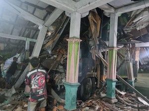Brakk! Truk Tronton Seruduk Warung-Musala di Pantura Rembang