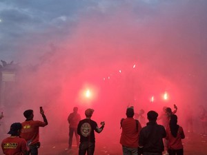 Video: Nyala Flare-Lagu Internasionale Tutup Aksi Demo Buruh di Gedung DPR