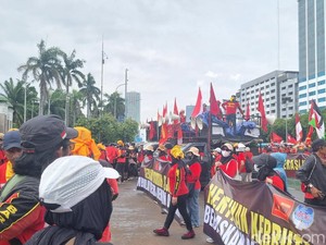 Suarakan Kenaikan Upah, Massa Buruh Demo di Depan Gedung DPR RI