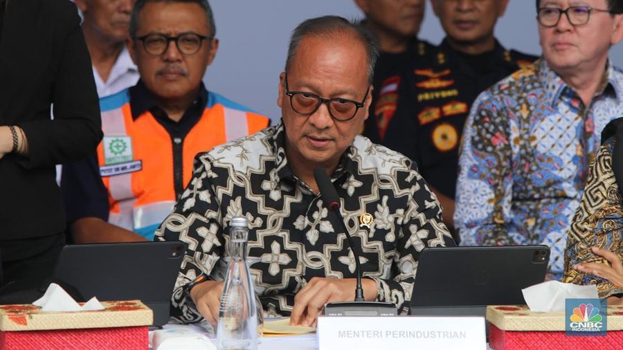 Menteri Perindustrian Agus Gumiwang Kartasasmita saat konferensi pers pelanggan ekspor produk turunan CPO di Buffer Area MTI NPCT 1, Cilincing, Jakarta, Kamis (5/10/2025). (CNBC Indonesia/Faisal Rahman)