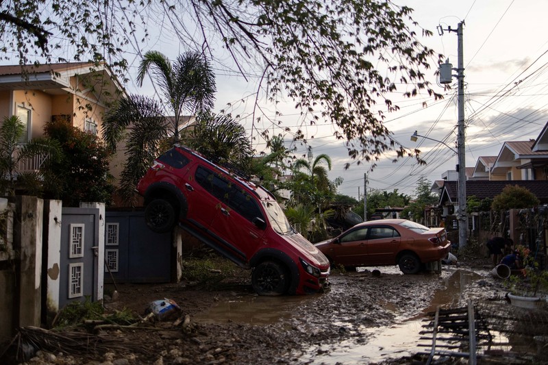 Puing-puing kerusakan akibat Topan Kalmaegi menutupi tanah di Talisay, Cebu, Filipina, 5 November 2025. (REUTERS/Eloisa Lopez)