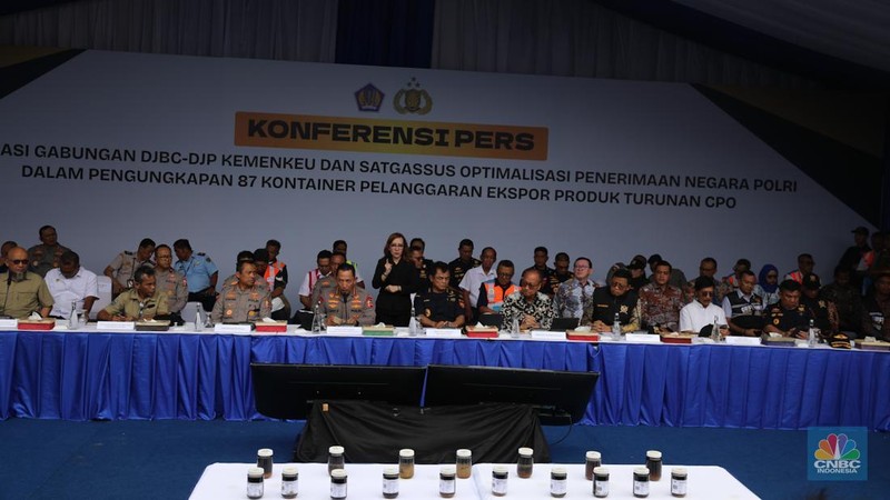 Barang bukti pelanggan ekspor produk turunan CPO di Buffer Area MTI NPCT 1, Cilincing, Jakarta, Kamis (6/11/2025). (CNBC Indonesia/Faisal Rahman)