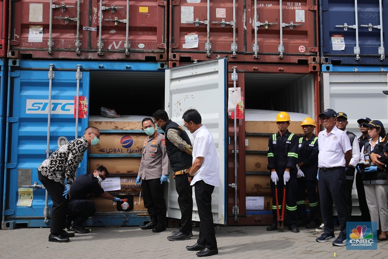 Barang bukti pelanggan ekspor produk turunan CPO di Buffer Area MTI NPCT 1, Cilincing, Jakarta, Kamis (6/11/2025). (CNBC Indonesia/Faisal Rahman)