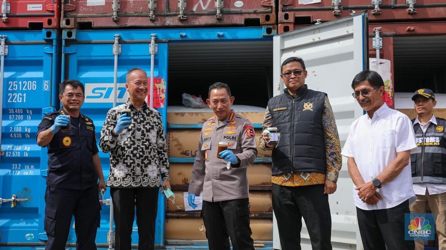 Operasi Gabungan Kemenkeu–Polri Ungkap Pelanggaran Ekspor Produk Turunan CPO di Pelabuhan Tanjung Priok, Jakarta, Kamis (6/11/2025). (CNBC Indonesia/Faisal Rahman)