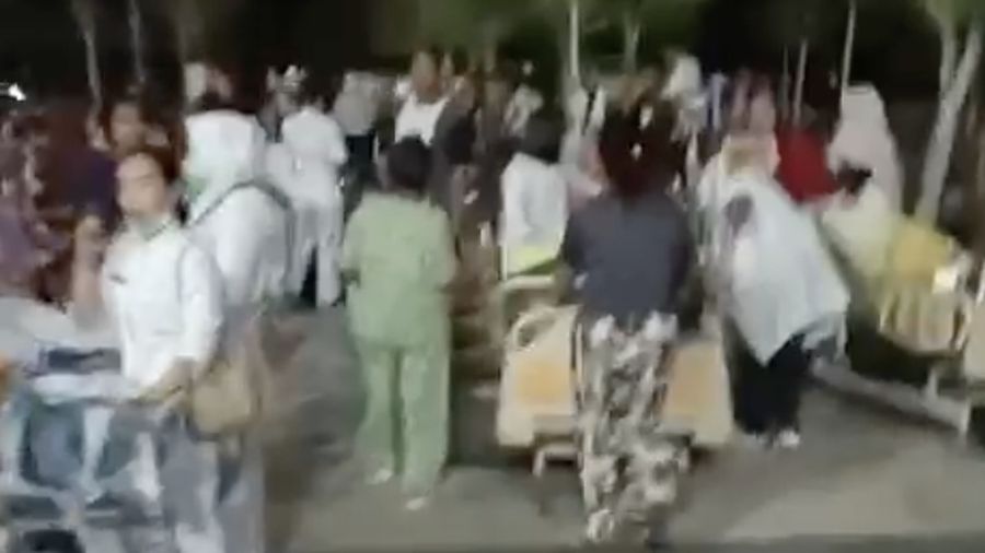 Pasien RSUD di Tarakan dievakuasi usai gempa. (Dok. BNPB)