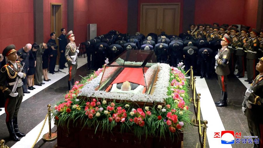 Pejabat dari Partai Buruh, pemerintah, militer, kementerian, dan lembaga pusat memberikan penghormatan kepada mantan ketua Presidium Majelis Rakyat Tertinggi negara itu Kim Yong Nam, satu-satunya orang di luar dinasti keluarga Kim yang berkuasa yang menjabat sebagai kepala negara nominal Korea Utara, setelah ia meninggal, KCNA melaporkan, dalam gambar ini yang dirilis oleh Kantor Berita Pusat Korea resmi Korea Utara pada tanggal 5 November 2025. (KCNA via REUTERS)
