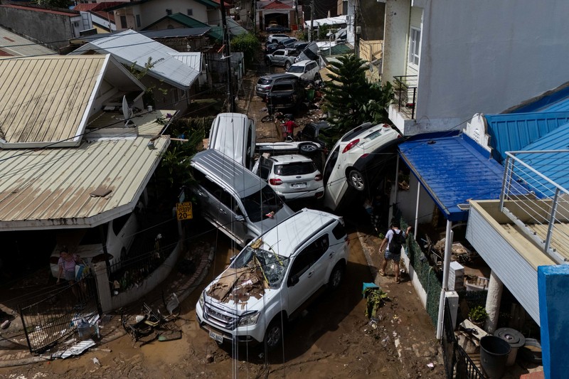 Puing-puing kerusakan akibat Topan Kalmaegi menutupi tanah di Talisay, Cebu, Filipina, 5 November 2025. (REUTERS/Eloisa Lopez)