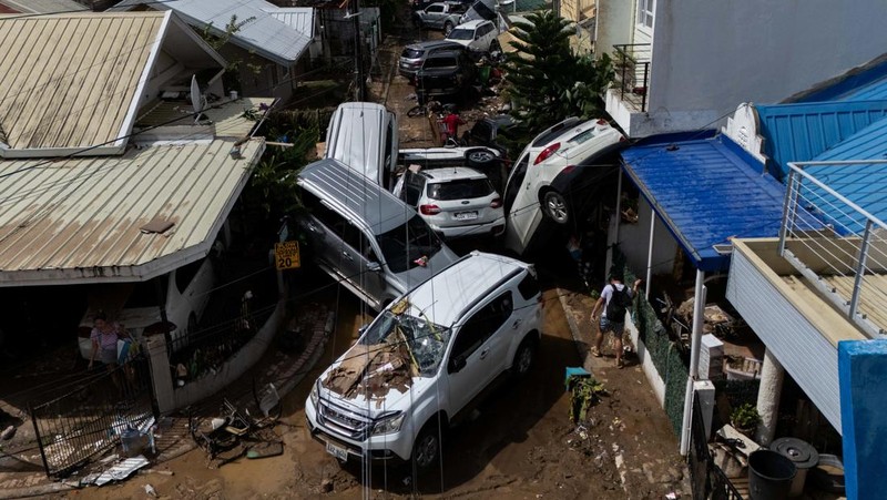 Puing-puing kerusakan akibat Topan Kalmaegi menutupi tanah di Talisay, Cebu, Filipina, 5 November 2025. (REUTERS/Eloisa Lopez)