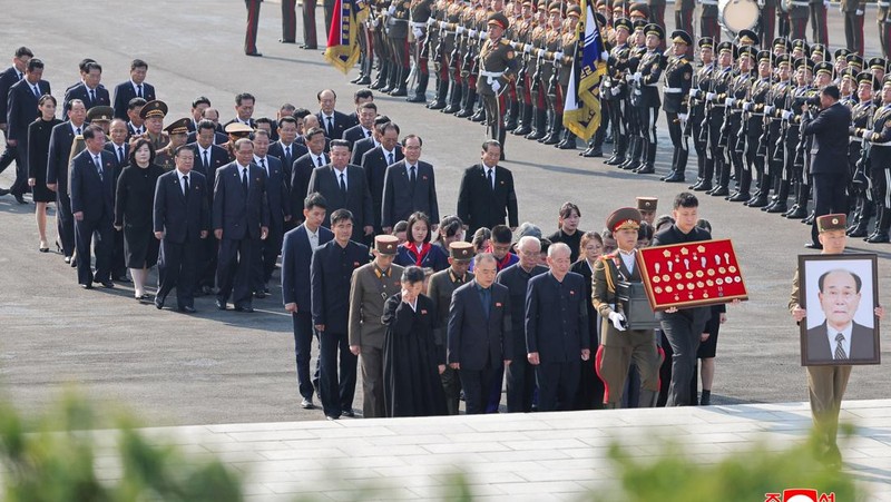 Pejabat dari Partai Buruh, pemerintah, militer, kementerian, dan lembaga pusat memberikan penghormatan kepada mantan ketua Presidium Majelis Rakyat Tertinggi negara itu Kim Yong Nam, satu-satunya orang di luar dinasti keluarga Kim yang berkuasa yang menjabat sebagai kepala negara nominal Korea Utara, setelah ia meninggal, KCNA melaporkan, dalam gambar ini yang dirilis oleh Kantor Berita Pusat Korea resmi Korea Utara pada tanggal 5 November 2025. (KCNA via REUTERS)