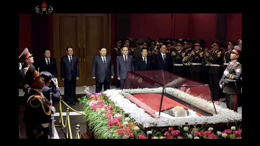 Pejabat dari Partai Buruh, pemerintah, militer, kementerian, dan lembaga pusat memberikan penghormatan kepada mantan ketua Presidium Majelis Rakyat Tertinggi negara itu Kim Yong Nam, satu-satunya orang di luar dinasti keluarga Kim yang berkuasa yang menjabat sebagai kepala negara nominal Korea Utara, setelah ia meninggal, KCNA melaporkan, dalam gambar ini yang dirilis oleh Kantor Berita Pusat Korea resmi Korea Utara pada tanggal 5 November 2025. (KCNA via REUTERS)