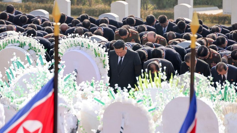 Pejabat dari Partai Buruh, pemerintah, militer, kementerian, dan lembaga pusat memberikan penghormatan kepada mantan ketua Presidium Majelis Rakyat Tertinggi negara itu Kim Yong Nam, satu-satunya orang di luar dinasti keluarga Kim yang berkuasa yang menjabat sebagai kepala negara nominal Korea Utara, setelah ia meninggal, KCNA melaporkan, dalam gambar ini yang dirilis oleh Kantor Berita Pusat Korea resmi Korea Utara pada tanggal 5 November 2025. (KCNA via REUTERS)