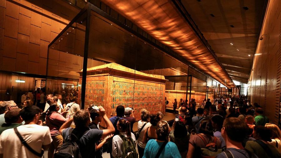 Pengunjung melihat peti mati emas Firaun Mesir kuno Tutankhamun pada hari pertama pengunjung setelah pembukaan resmi Museum Agung Mesir (GEM), dekat kompleks piramida Giza, di Giza, Mesir, 4 November 2025. (REUTERS/Mohamed Abd El Ghany)
