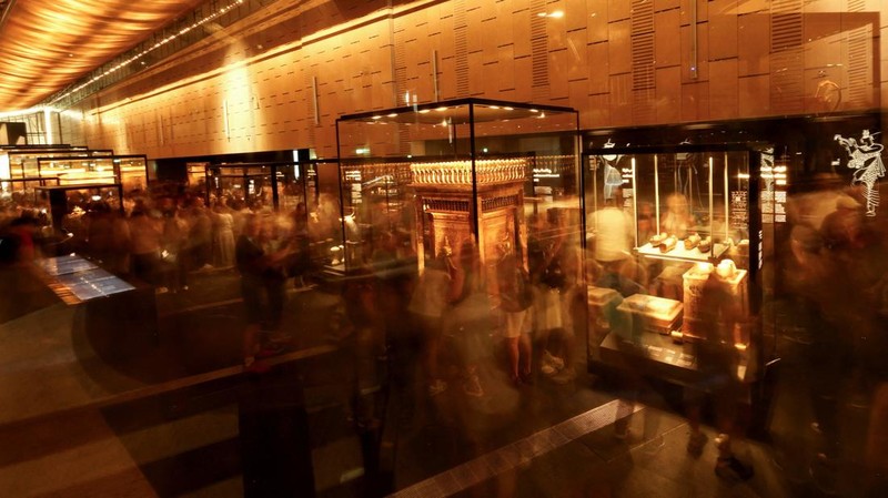 Pengunjung melihat peti mati emas Firaun Mesir kuno Tutankhamun pada hari pertama pengunjung setelah pembukaan resmi Museum Agung Mesir (GEM), dekat kompleks piramida Giza, di Giza, Mesir, 4 November 2025. (REUTERS/Mohamed Abd El Ghany)