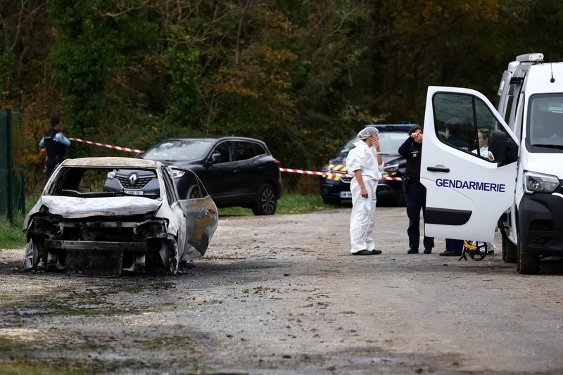 Polisi Prancis memeriksa mobil terbakar yang digunakan oleh pengemudi yang menabrak pejalan kaki dan pengendara sepeda di dekat Saint-Pierre-d'Oleron di pulau wisata Prancis Ile d'Oleron, di lepas pantai Atlantik, Prancis, 5 November 2025. (REUTERS/Stephane Mahe)